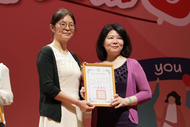 （群益金鼎证券资深副总裁王雅芳(图右)出席接受台湾血液基金会举办「捐血绩优团体」表扬。图／群益金鼎证券提供）