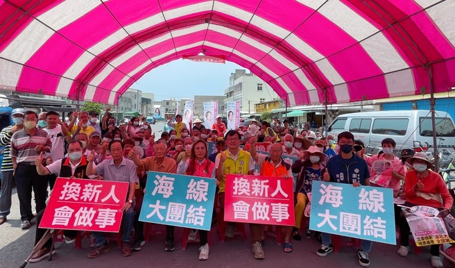 郭贞慧携手在地里长和支持者于青鲲鯓朝天宫举行记者会，正式启动「共创海线新未来」政见发表会。(戴志扬翻摄)