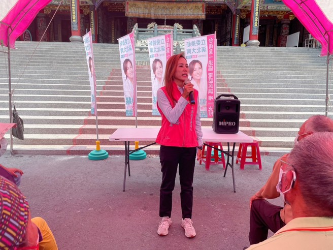 郭贞慧针对未来愿景向乡亲说明。(戴志扬翻摄)