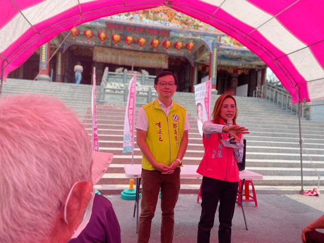 郭贞慧的丈夫李退之为她背书，朝天宫的神明面前立誓。(戴志扬翻摄)