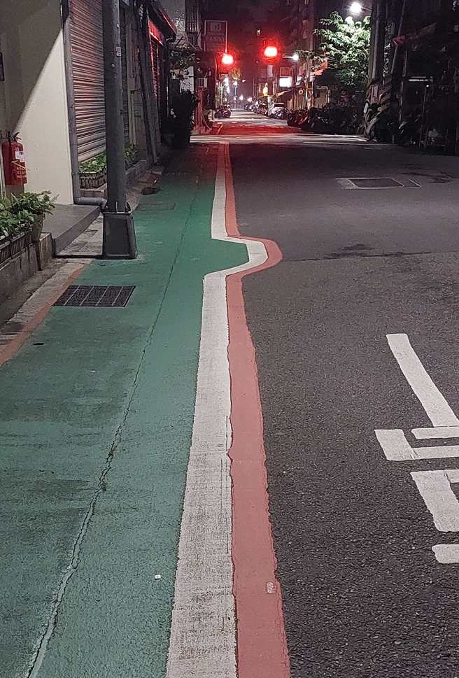 一名网友日前发现地上的标线型人行道有一段莫名凸起，笑说像是「激凸」。（图／网友授权提供）
