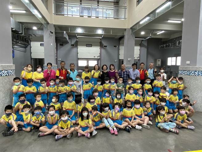 由东港区渔会结合家政班举办的「东港食鱼教育展」，19日安排学童参访樱花虾室内恒温拍卖场，并让孩子们推车模拟拍卖过程，小朋友玩得不亦乐乎。（东港区渔会提供／谢佳潾屏东传真）