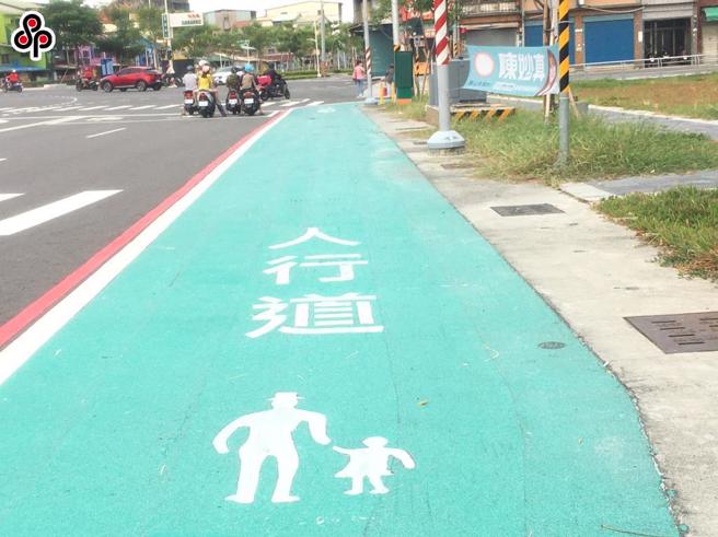 一名网友日前发现标线型人行道有奇特的「凸起」，让她感到相当纳闷。（示意图，非当事人行道／崔正纲摄）