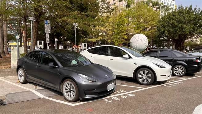 因应电动车数量逐年增加，台中市多位立委要求市府「超前部署」，增加公有停车场充电车格比例。（台中市政府提供／张亦惠台中传真）