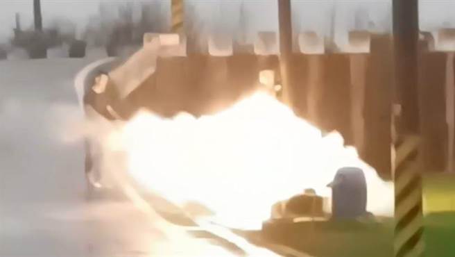 彰化县线西乡产业道路一处电表及线路，疑似遭雷击起火，当地民眾见状自行扑灭。（翻彰化踢爆网／吴建辉彰化传真）