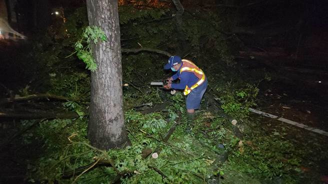 相关单位已经在现场处里，目前人车不能通行。（翻彰化踢爆网／吴建辉彰化传真）