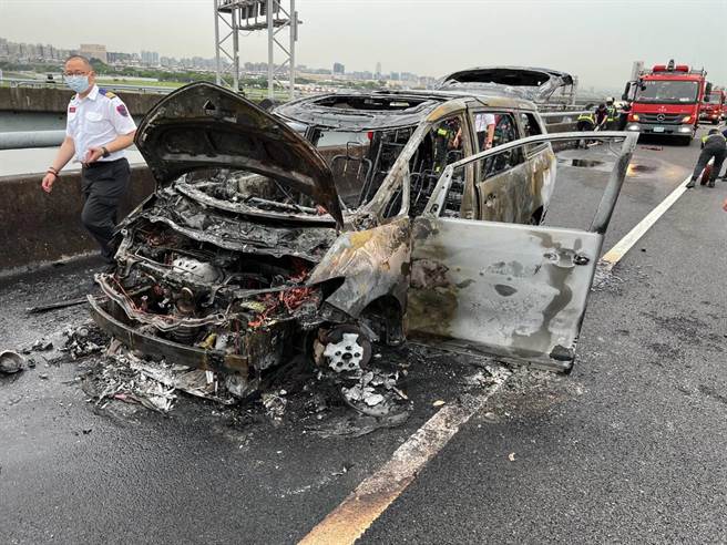 国道一号北上19K处，在昨(18日)下午4时许发生一起火烧车事故，幸无人伤亡。(黄敬文翻摄)