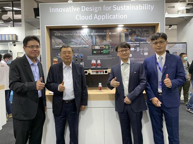 （环泥董事长侯博义(左二)及总经理侯智升(左一)19日参加2023 Touch Taiwan智慧显示展区元太科技展场。图／袁延寿）