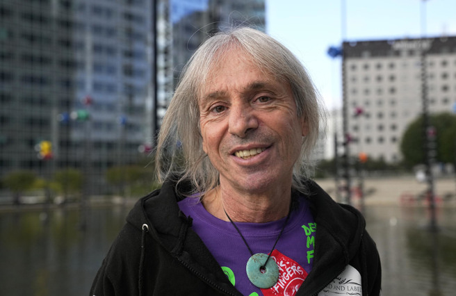 「法国蜘蛛人」罗伯特2021年9月在巴黎攀爬高楼之前受访。（资料照／美联社）