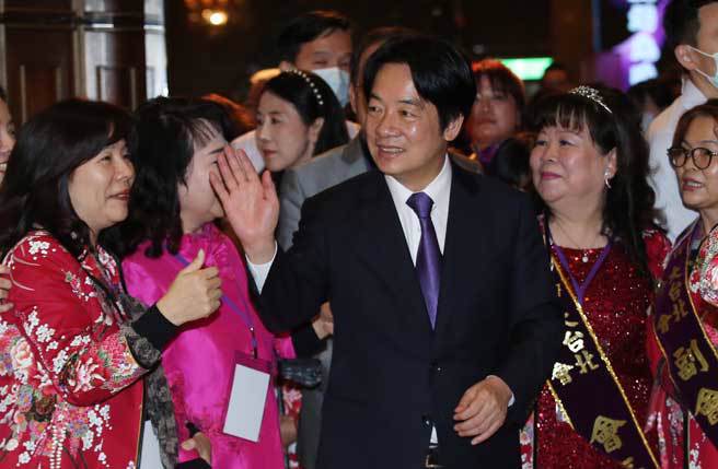 副总统赖清德（中）19日出席「台湾国际职业妇女协会大台北分会授证典礼，受到会员们热烈欢迎。（姚志平摄）