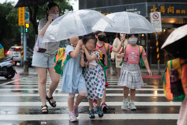 由於鋒面接近、環境場為西南風，台灣西半部及東北部地區將有大雨或局部豪雨。（示意圖／記者郭吉銓攝）