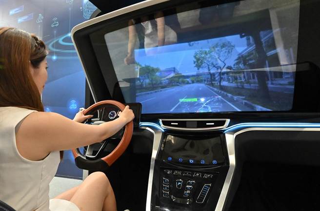 工研院今天在2023年Touch Taiwan展上，秀出跟国内面板大厂研发出来的「智慧显示座舱系统」，穿透率高达85％以上，全球最高，未来导航路况或相关资讯都可以大面积投影在挡风玻璃上，又不影响路况判别。(图：工研院提供)