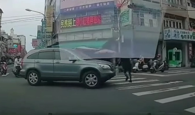 1名OL走在斑马线上，差点被1辆左转的休旅车撞击，所幸OL「扭腰一闪」，及时闪过。（翻摄自爆料公社）
