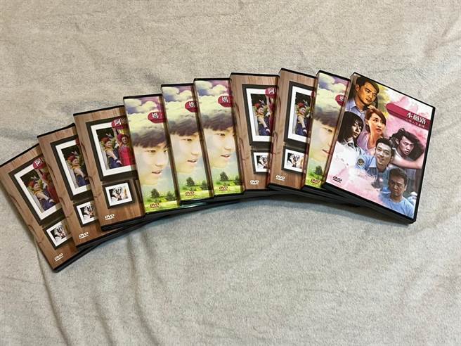 家屬感謝公視送的范云杰近年部分作品DVD供親友留念。（蔡嘉紜提供）