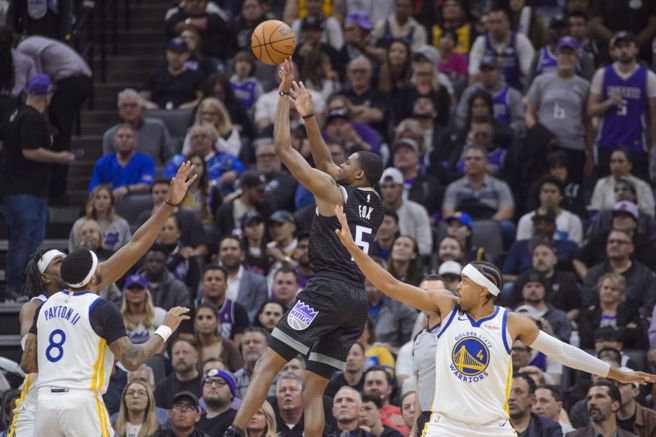 国王后卫福克斯(中)跳投得分。（美联社）