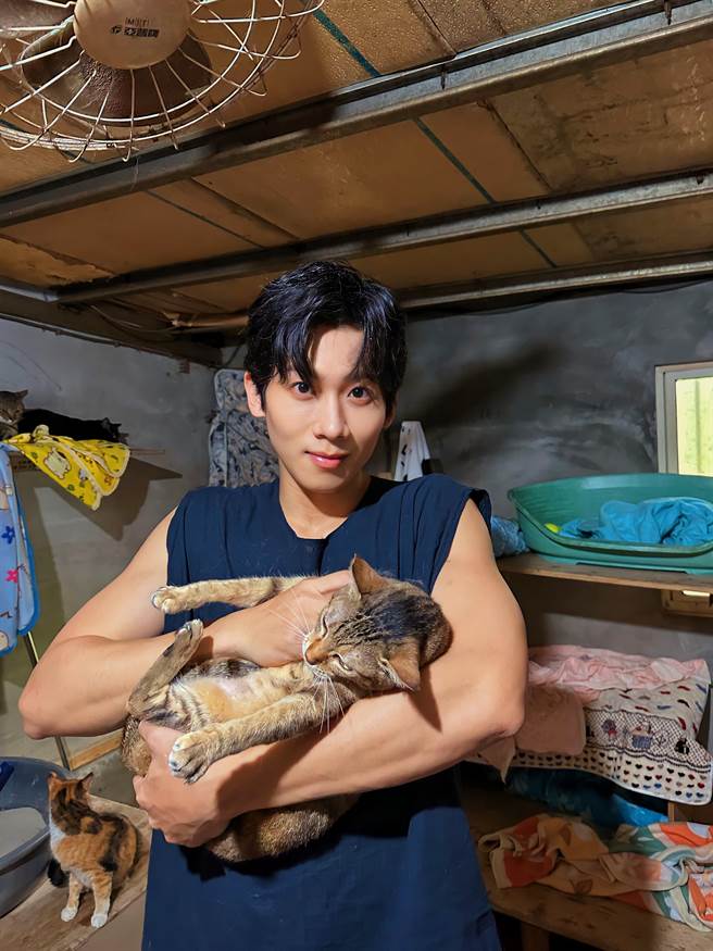 何孟远日前赴狗园帮忙照顾浪浪，呼吁大家善待动物。（好好善待动物协会提供）
