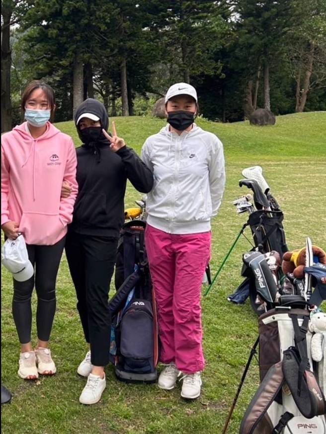 叶家儒（左起）、郑昕然、陈葶伃3位女将，为国立清大赢得史上大专校院高球锦标赛首座女子公开团体组冠军。（曾秀凤提供）