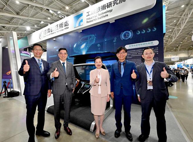 （经济部技术处在2023年Touch Taiwan科专成果主题馆中，展示23项智慧显示创新科技。左起为工研院电光系统所副所长李正中、友达总经理柯富仁、经济部部长王美花、经济部技术处处长邱求慧、GIS技术长陈伯纶。图／工研院提供）