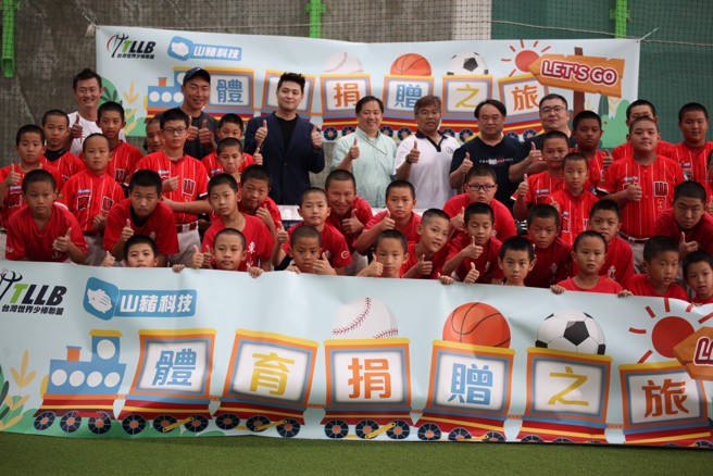 郭泓志（后排左2）与林正丰（后排左1）前进彰化县东山国小做公益。（台湾世界少棒联盟提供）