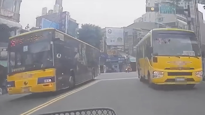 1名骑士行驶在北投分局旁路段，竟然惊见2辆公车迎面而来，原来是其中1辆逆向，疑似要「抄捷径」左转。（翻摄自脸书八卦村 - 行车纪录器影片上传中心）