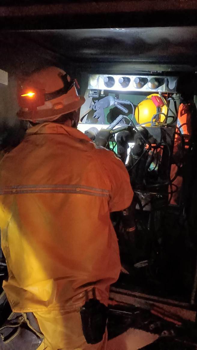 因打雷导致六家变电所开关接头故障，竹北共有2035户停电。（台电提供／邱立雅竹县传真）