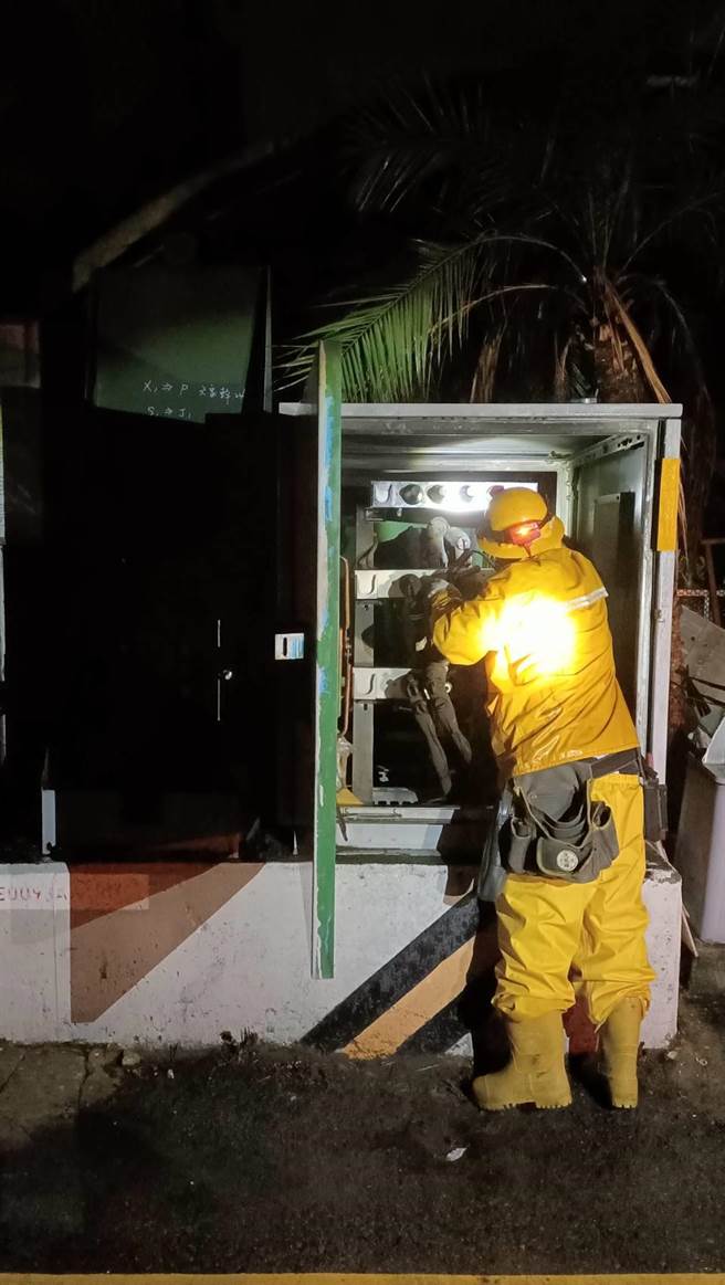竹北因雷雨导致变电所开关接头故障，目前台电正抢修中。（台电提供／邱立雅竹县传真）
