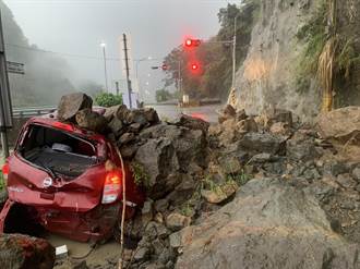 超驚恐！苗栗清潔隊員上班遇坍方   大量巨石崩落整輛車遭壓扁