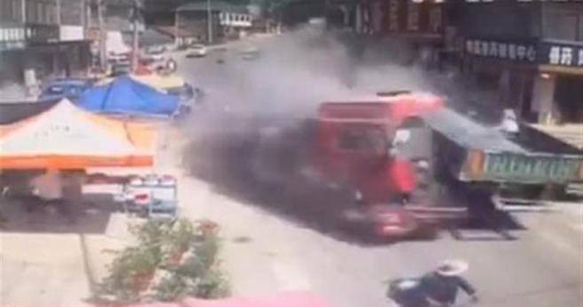 山東爆7死10傷嚴重車禍。（圖／翻攝自微博）