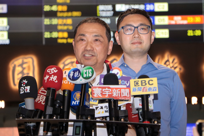 侯友宜19日起出访新加坡，具多重意义备受瞩目，图为侯行前在机场受访（实习记者／徐澜摄）