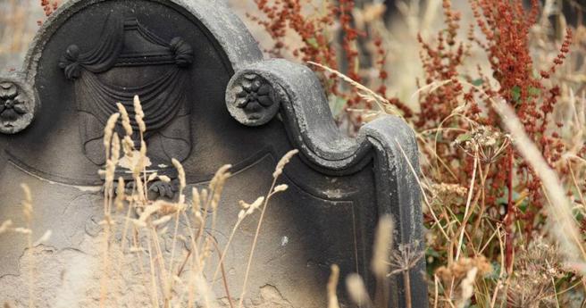 国外一名网友开心入住新买的房子，未料在整理过程中发现屋内藏了墓碑！（图／Pixabay）