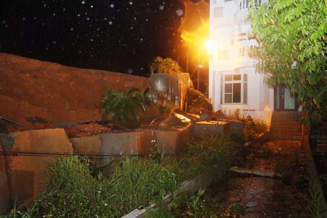 最强春雨报到，竹北深夜土石流，邻近住户急撤。（图／翻摄自郑朝方脸书）