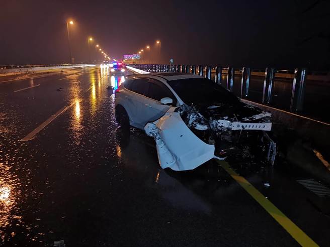 大雷雨影响行车，国道中部路段清晨发生多起事故。（民眾提供／孙英哲彰化传真）