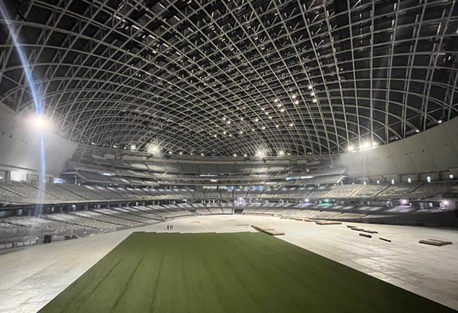 大巨蛋日前铺设人工草皮，电子萤幕尺寸也被外界讨论。（翻摄李四川脸书）