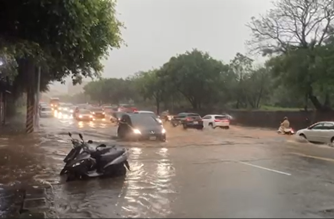 台中市西屯东大路，水淹轿车半轮胎高。(林欣仪翻摄)