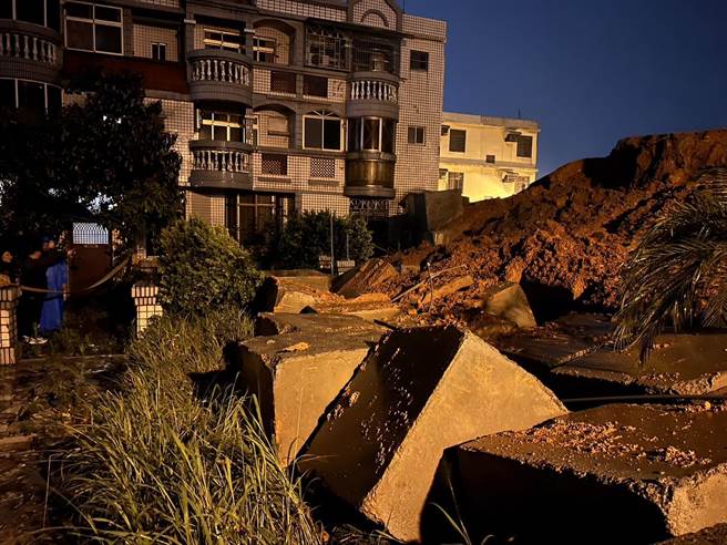 因大雨狂刷导致竹北一社区出现土石崩落。（竹县消防局提供／邱立雅竹县传真）