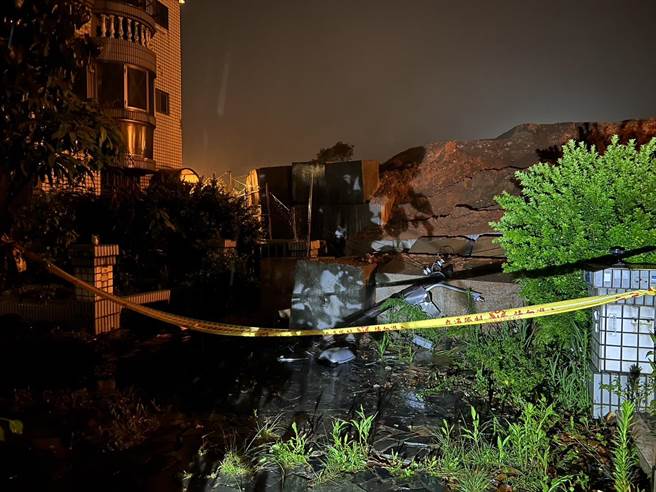 瞬间大雨造成建筑工地土方含水量过高，19日晚间突然崩落。（竹县消防局提供／邱立雅竹县传真）