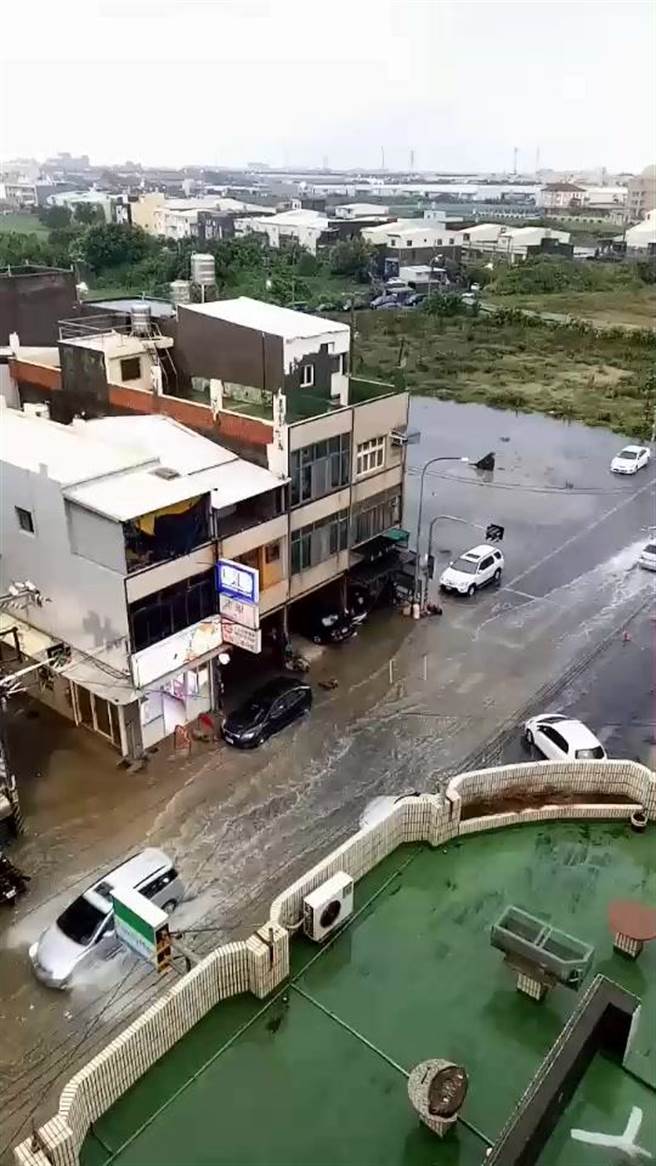 彰化县鹿港镇海浴路发生淹水状况。（翻摄彰化踢爆网／孙英哲彰化传真）
