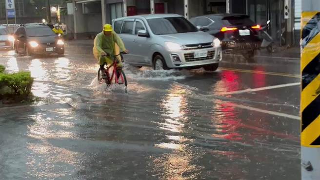 彰化县鹿港镇多处道路出现积水状况。（翻摄彰化踢爆网／孙英哲彰化传真）