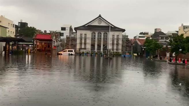 鹿港公会堂前一片汪洋。（翻摄彰化踢爆网／孙英哲彰化传真）