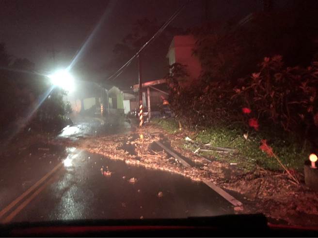 这波豪大雨造成苗栗县南庄乡苗21线发生土石流，东河村对外交通中断，全村停班停课一天。（读者提供／谢明俊苗栗传真）