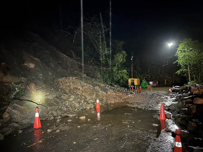 这波豪大雨造成苗栗县头屋乡山区道路落石。（读者提供／谢明俊苗栗传真）