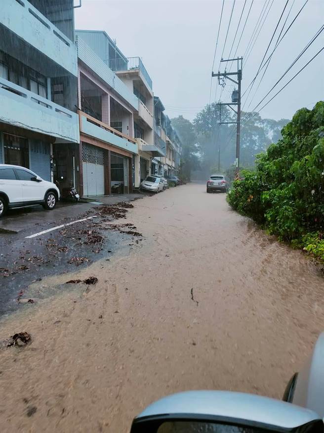 这波豪大雨造成苗栗县三义乡苗119线道路淹水。（读者提供／谢明俊苗栗传真）
