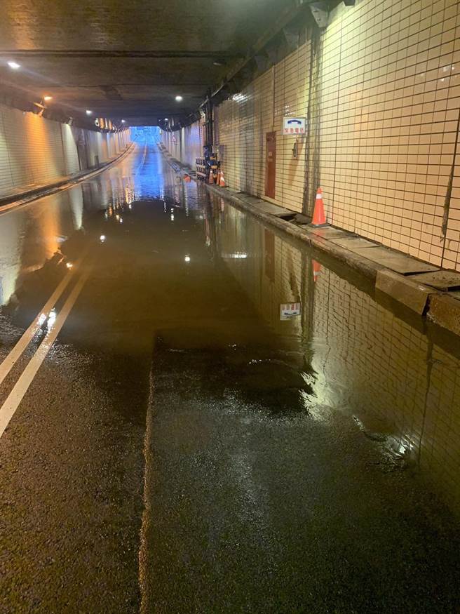高雄中正地下道积水20公分。（民眾提供／杨舒婷高雄传真）