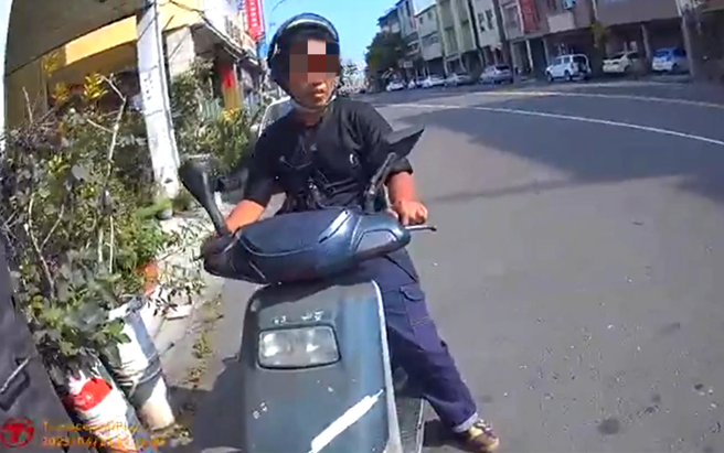 贴心替老婆「抓家里老鼠」，通缉男怕上班迟到闯红灯遭警方拦查。(戴志扬翻摄)