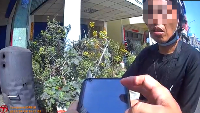 贴心替老婆「抓家里老鼠」，通缉男怕上班迟到闯红灯遭警方拦查。(戴志扬翻摄)