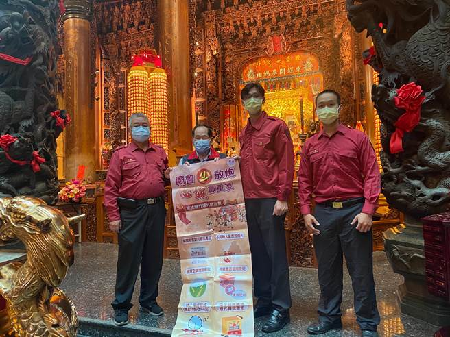 消防人员向遶境沿途宫庙进行爆竹烟火安全宣导。（彰化县消防局提供／孙英哲彰化传真）