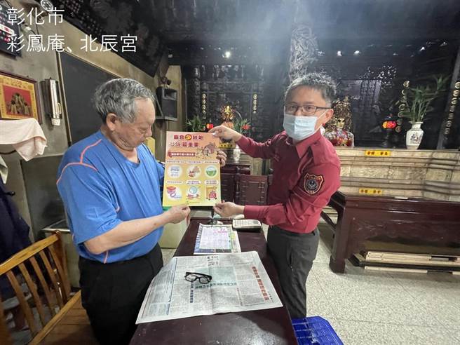 消防人员向遶境沿途宫庙宣导爆竹烟火安全。（彰化县消防局提供／孙英哲彰化传真）