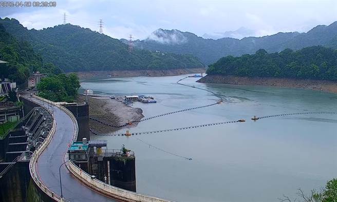 20日鋒面帶來降雨，石門水庫水位持續緩慢上升中。（翻攝石門水庫即時影像）