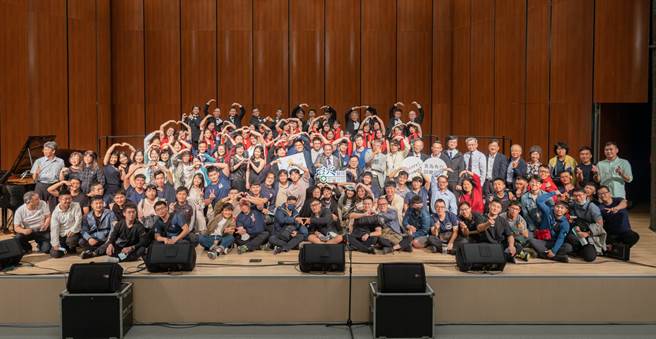 台大云林分院18日邀请云林爱乐室内合唱团演出，招待员工及家属欣赏，图为全院大合照。（台大云林分院提供）