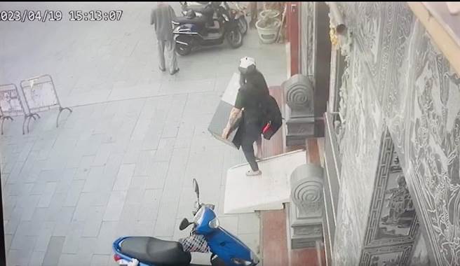 陈姓女嫌被监视器拍下搬走功德箱的画面。(警方提供／曹婷婷台南传真)